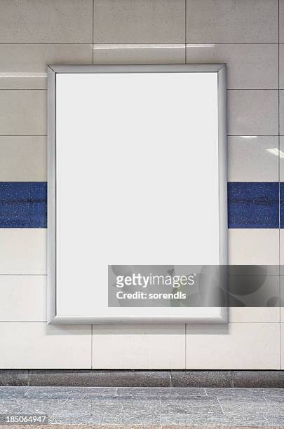 cartellone vuoto nella stazione della metropolitana a parete. - composizione verticale foto e immagini stock