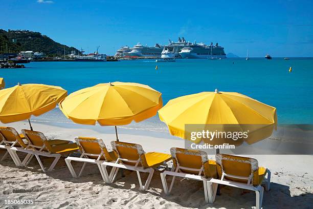 strand liegestühle und sonnenschirme - saint martin caraibi stock-fotos und bilder