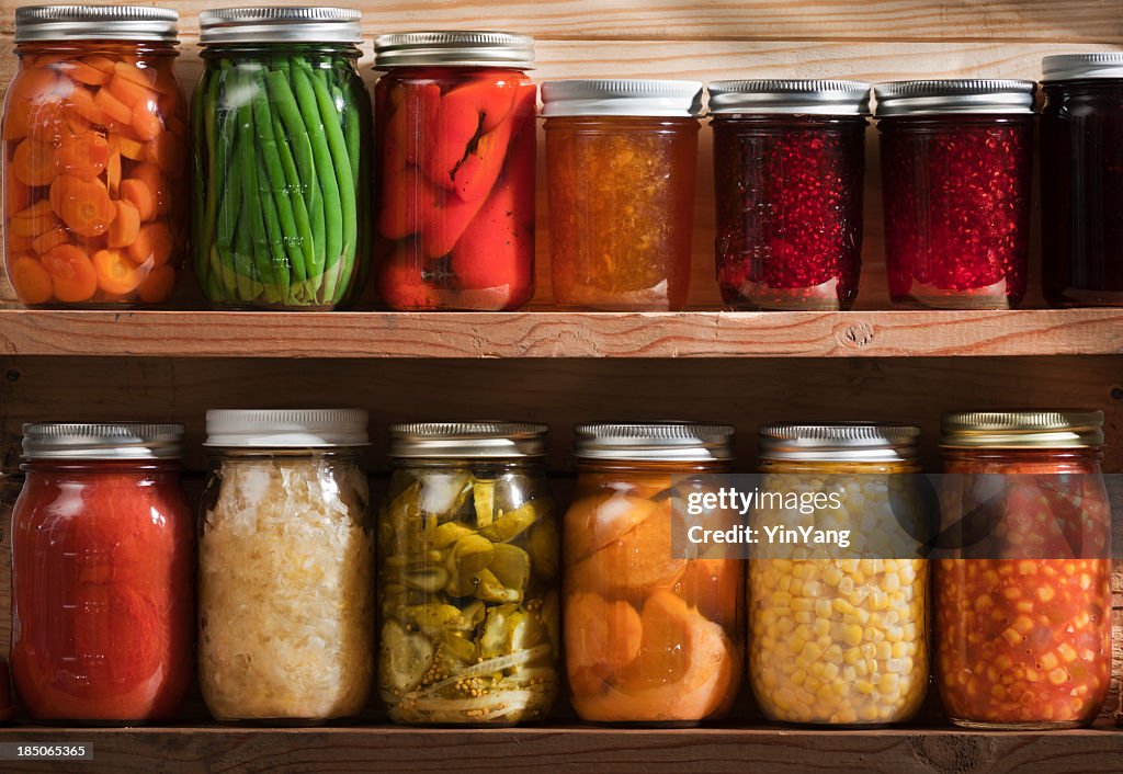 Home Canning, préserver, Pickling stockées sur des étagères de rangement en bois
