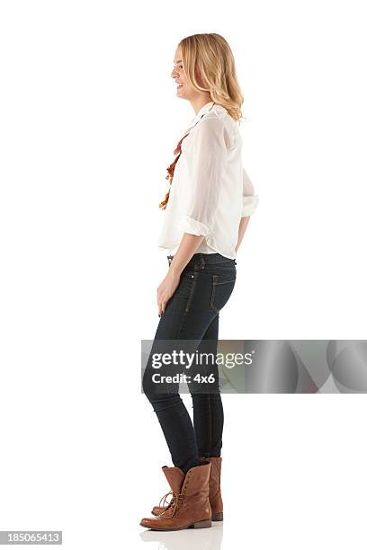 perfil de una mujer feliz de pie - white trousers fotografías e imágenes de stock