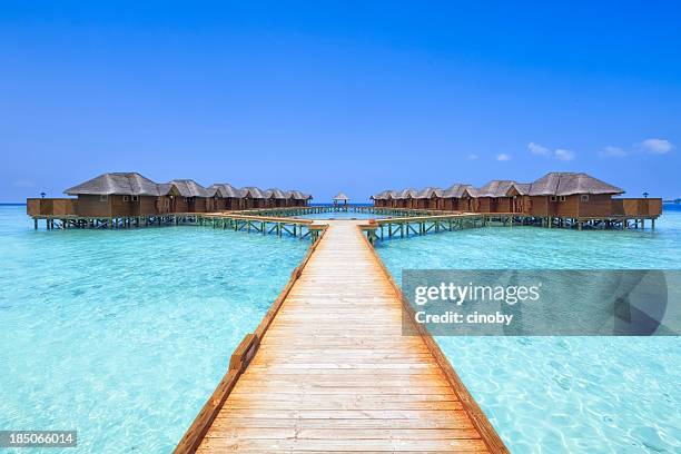 overwater bungalows boardwalk - bungalow stockfoto's en -beelden