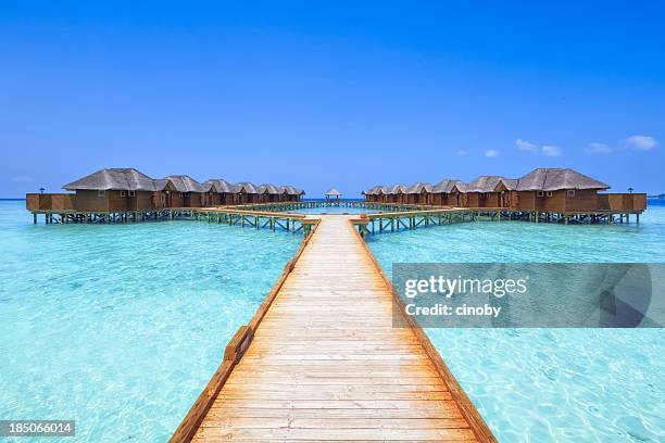 overwater bungalows boardwalk - luxury hotel island stockfoto's en -beelden