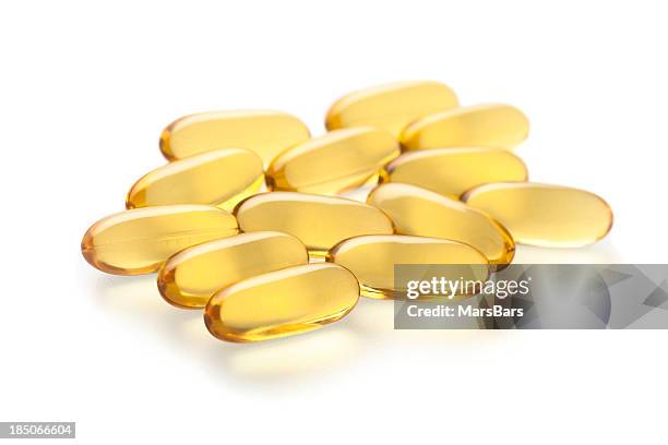 gel suplementos vitamínicos em branco - fish oil imagens e fotografias de stock