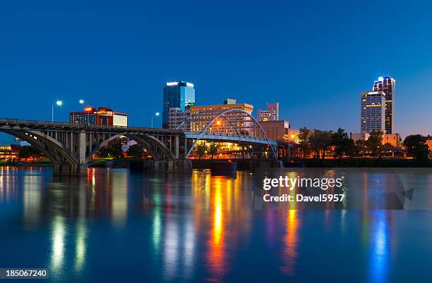 little rock skyline at dusk - v arkansas stockfoto's en -beelden