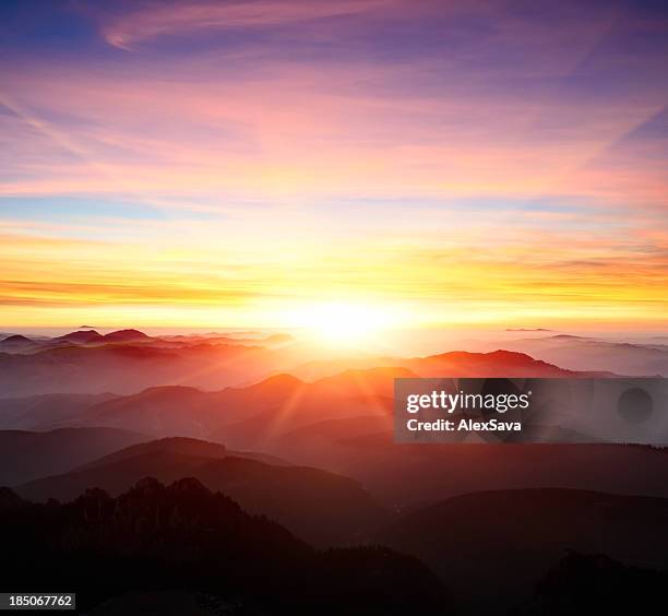 majestuoso amanecer sobre las montañas - sunlight fotografías e imágenes de stock