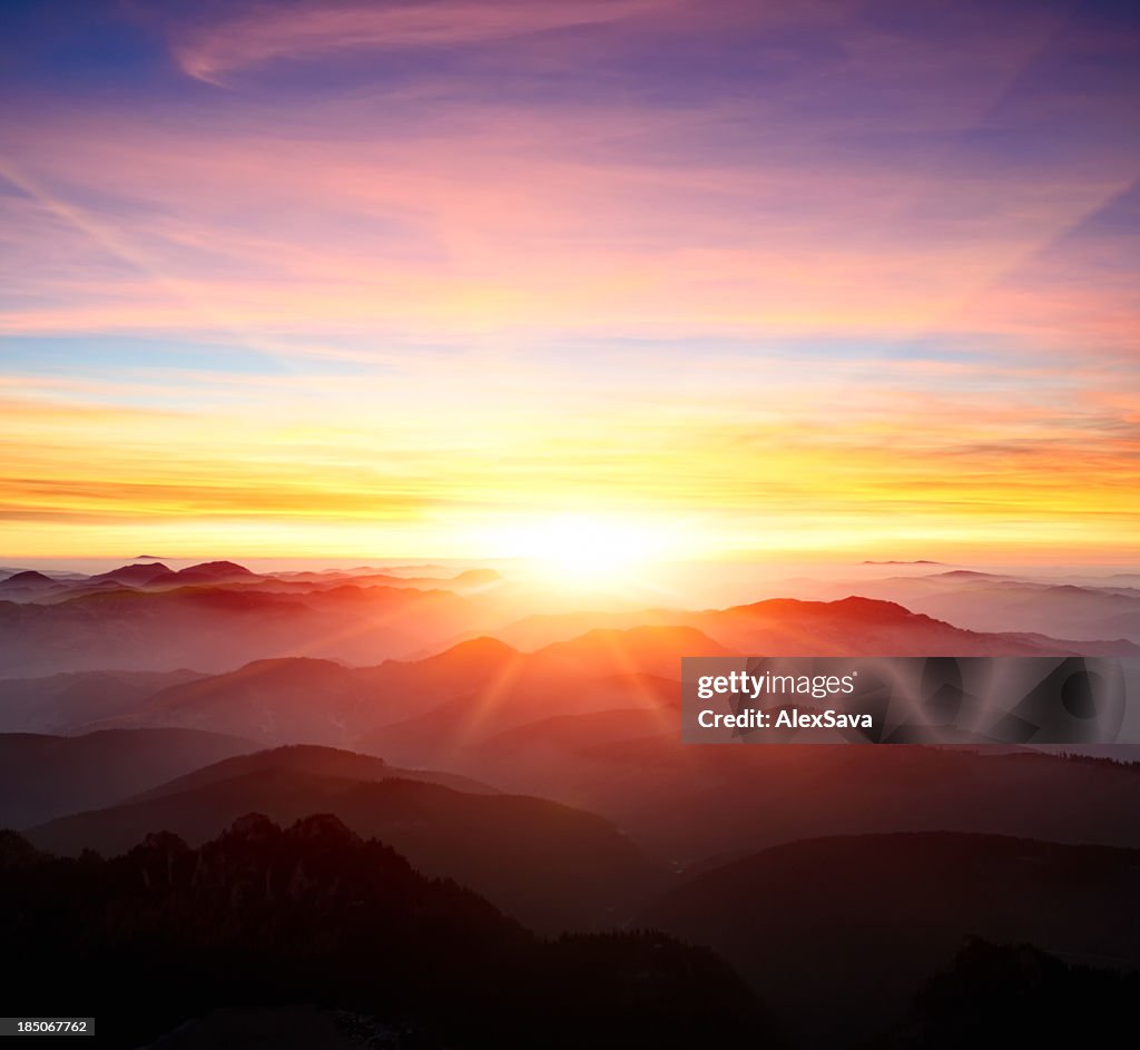 Majestueux coucher de soleil sur les montagnes