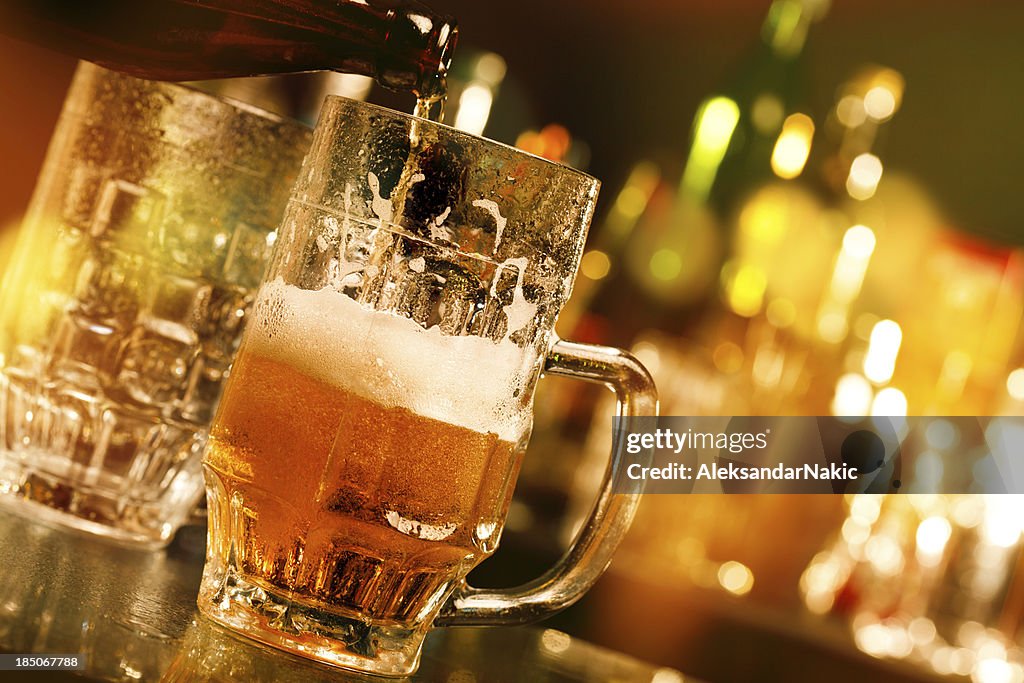 Bière sur un comptoir de bar