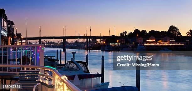 channel islands harbor in der abenddämmerung - oxnard stock-fotos und bilder