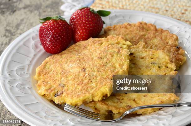 matzah porridge - matzo stockfoto's en -beelden