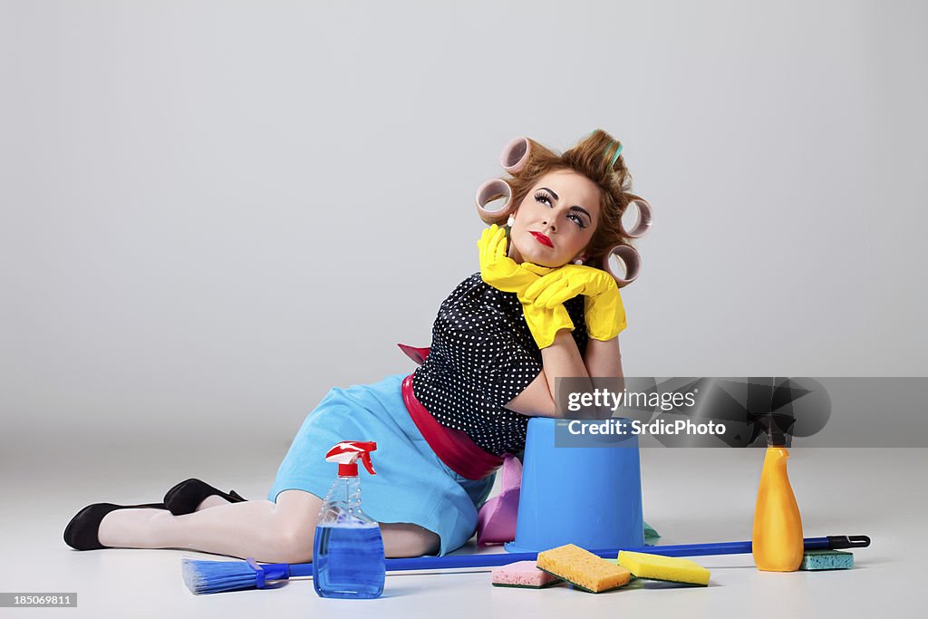 Hausfrau auf dem Boden sitzen und Blick