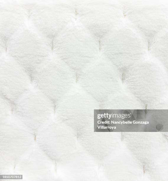 white faux fur throw blanket - fofo texturizado imagens e fotografias de stock