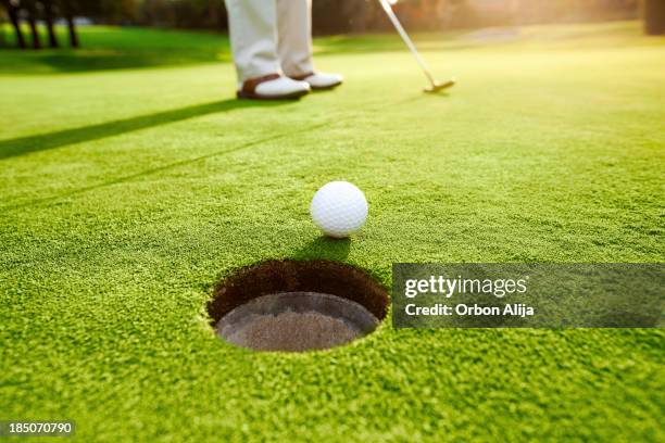 man playing golf - green golf course stockfoto's en -beelden