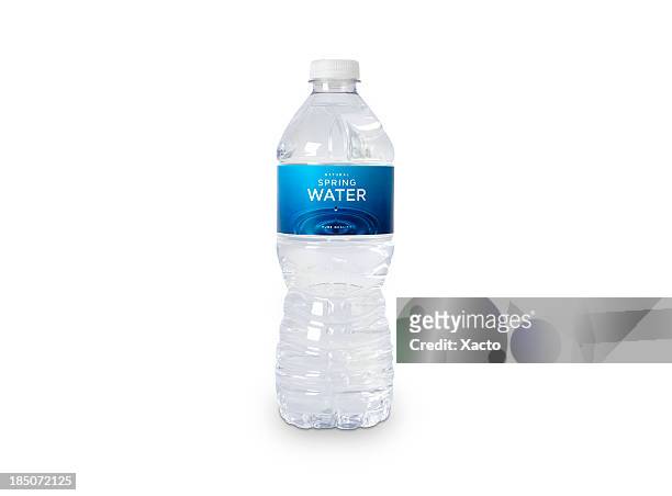 eine flasche quellwasser (fiktive - pet bottle stock-fotos und bilder