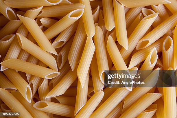 pasta penne rigate - penne stockfoto's en -beelden