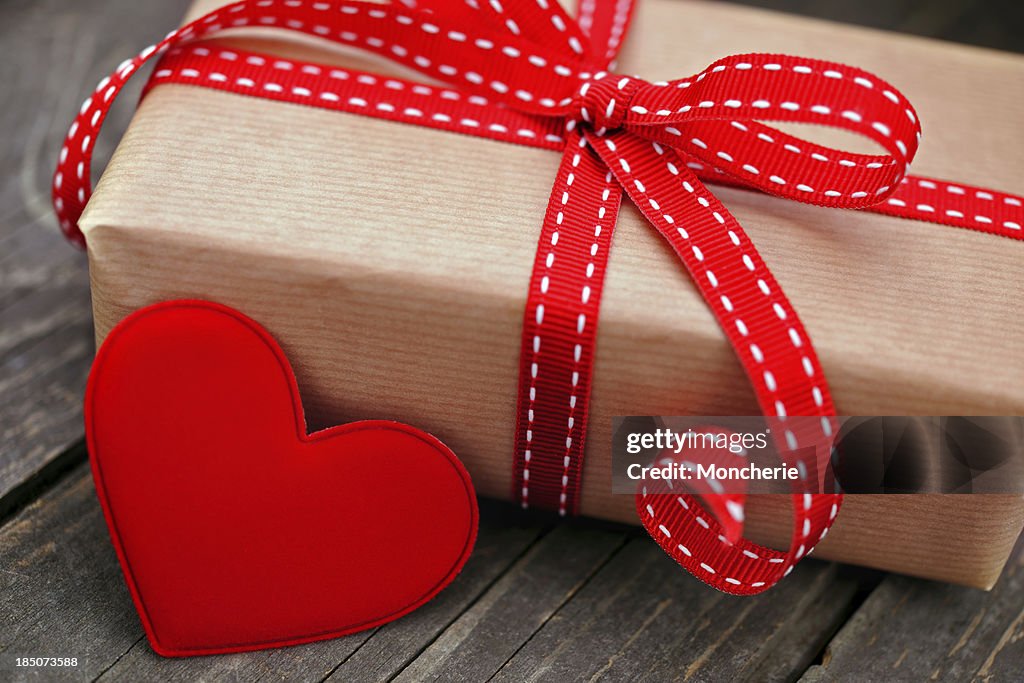 Caixa de oferta com um coração vermelho
