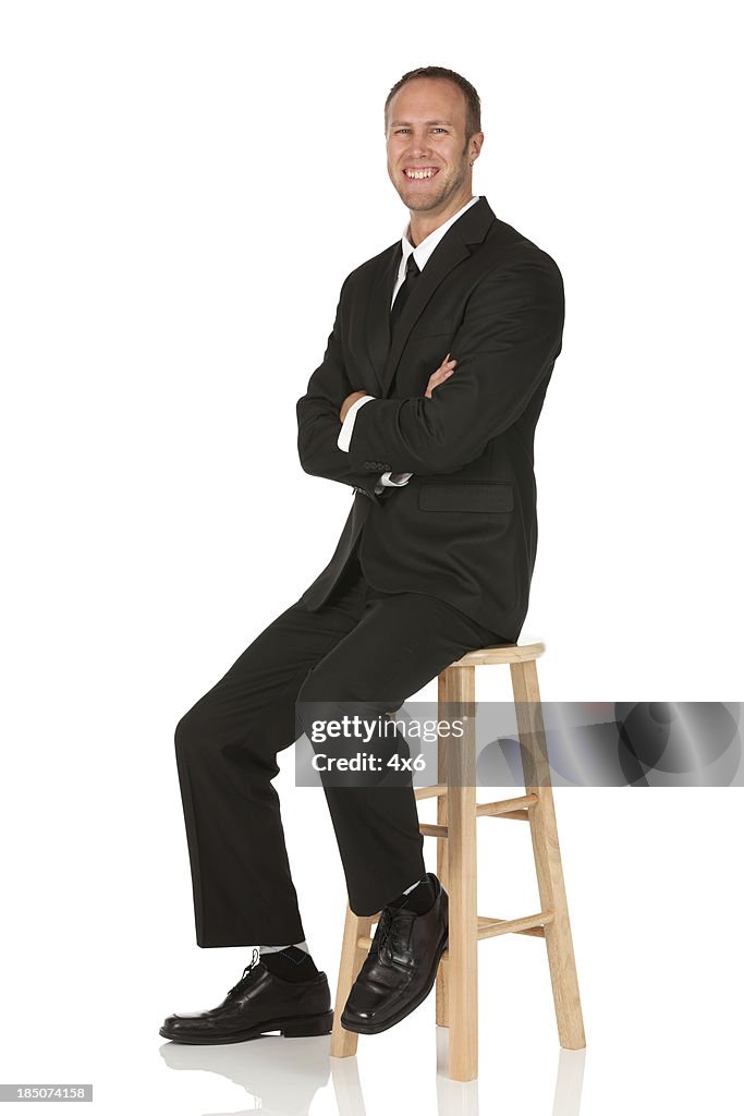 Homme d'affaires, assis sur un banc et souriant