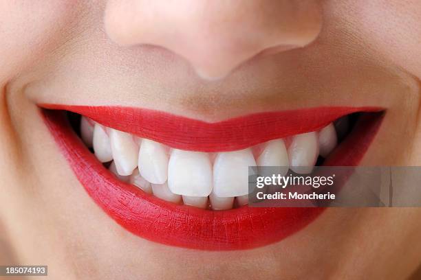 schönen lächeln - toothy smile stock-fotos und bilder