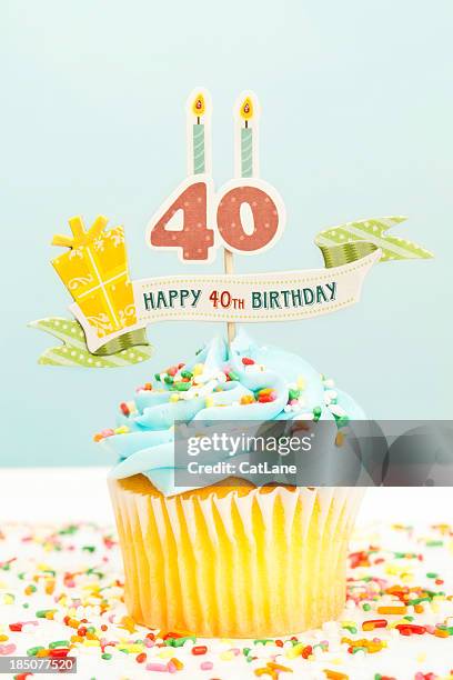 40 º cumpleaños magdalena con glaseado - happy birthday 40th fotografías e imágenes de stock