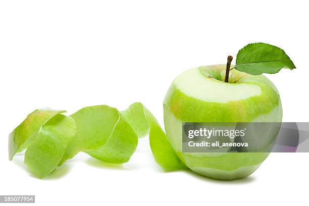 manzana con peelings - mondo fotografías e imágenes de stock