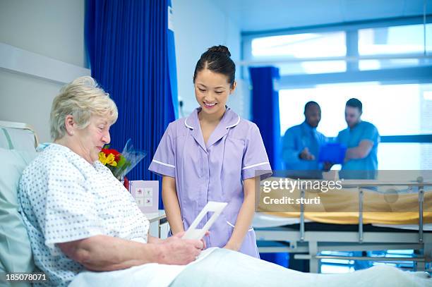 patient talks to nurse - get well card stockfoto's en -beelden