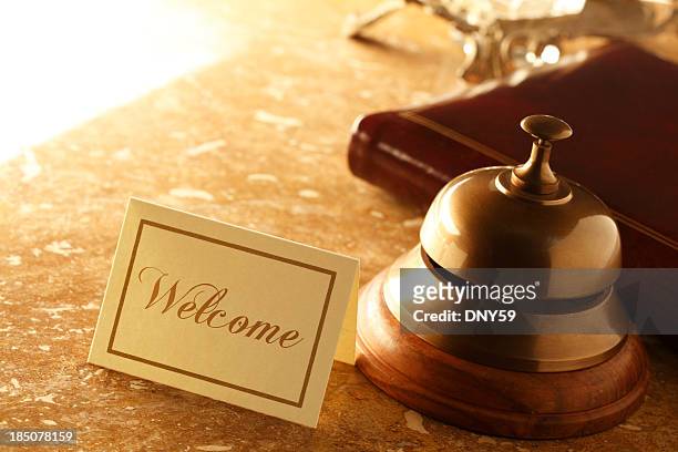 ウェルカムカードとサービスには、大理石のカウンタートップのベルホテル - welcome sign ストックフォトと画像