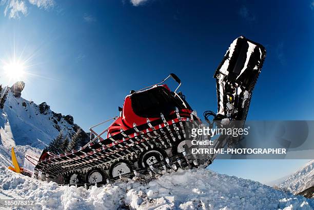 snow groomer - sneeuwschuiver stockfoto's en -beelden