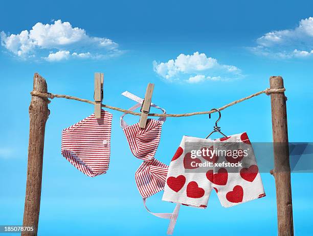 blanchisserie sur la corde à linge - maillot de bain photos et images de collection