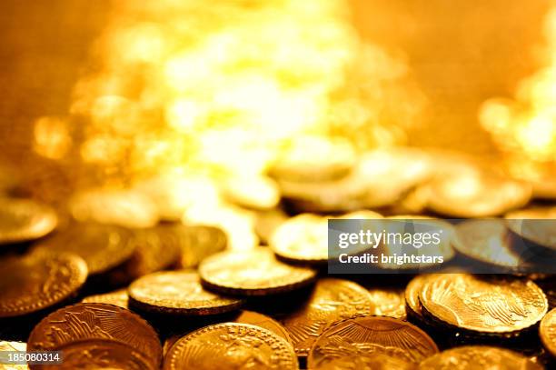 gold coins - gold bullion stockfoto's en -beelden