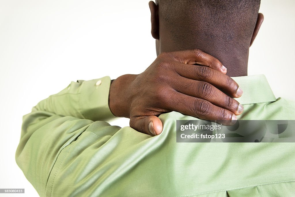 Afrikanischer Herkunft Mann massieren den Hals Schmerzen.