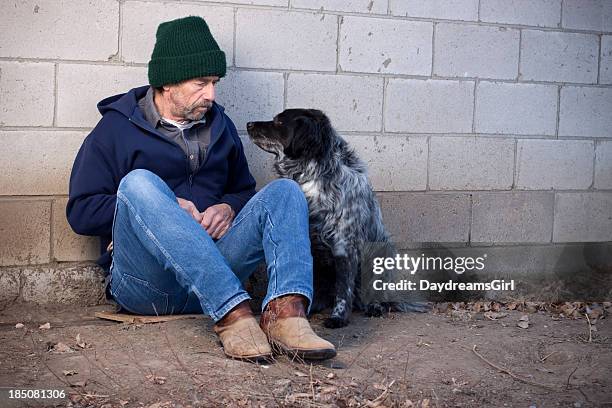 obdachlos mann mit hund - homeless person stock-fotos und bilder