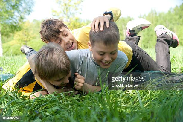 three wrestling boys - 玩耍式打鬧 個照片及圖片檔