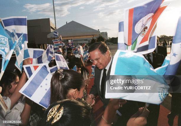 El presidente de Costa Rica Miguel Angel Rodriguez saluda a ninas escolares que portan banderas de diferentes paises Centroamericanos y de Mexico...