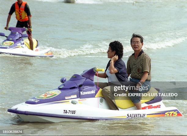 El presidente peruano Alberto Fujimori se pasea 19 de Mayo en un jet-ski con una periodista local en la laguna "La Nina" durante una visita en Piura...