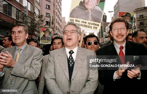 El ex presidente de Bolivia Gonzalo Sanchez de Lozada , participa 10 junio en La Paz, junto a dirigentes de su partido el Movimiento Nacionalista...