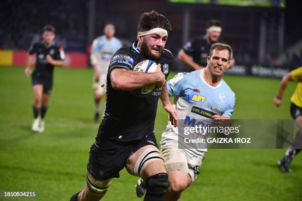 Glasgow Warriors' Scottish flanker Ally Miller runs to score a try during the European Champions Cup second round day 2 group C Rugby Union match...