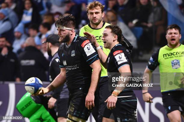 Glasgow Warriors' Scottish flanker Ally Miller celebrates a try with his teammate during the European Champions Cup second round day 2 group C Rugby...