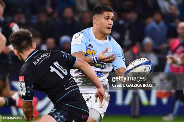 Bayonne's French centre Tom Spring passes the ball during the European Champions Cup second round day 2 group C Rugby Union match between Aviron...