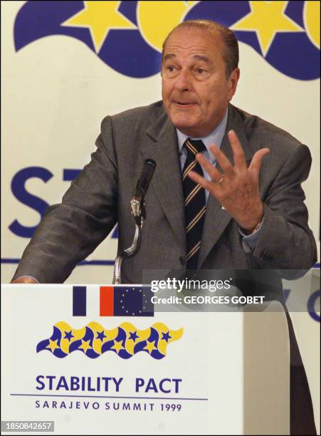 Le président français Jacques Chirac s'adresse au cours d'une conférence de presse tenue à l'issue du sommet du Pacte de stabilité pour les Balkans...