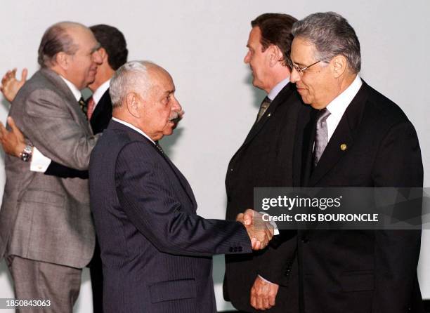 Bolivia's President Hugo Banzer greets his Brazilian counterpart Fernando Henrique Cardoso. El presidente de Bolivia, Hugo Banzer saluda a su...