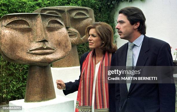 Spanish President Jose Maria Aznar looks at a group of sculptures with his wife Ana Botella. El Presidente de Espana Jose Maria Aznar observa, junto...