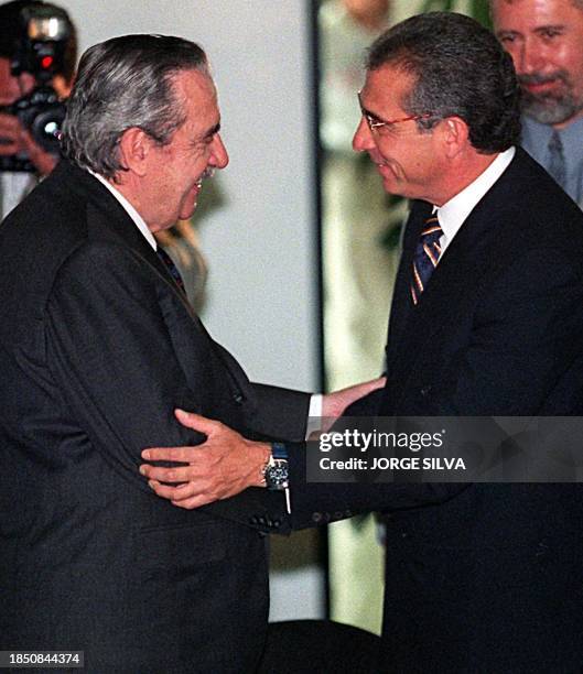 Mexican President Ernesto Zedillo greets former Argentine President Raul Alfonsin 22 March 1999 in Mexico City. El presidente de Mexico Ernesto...