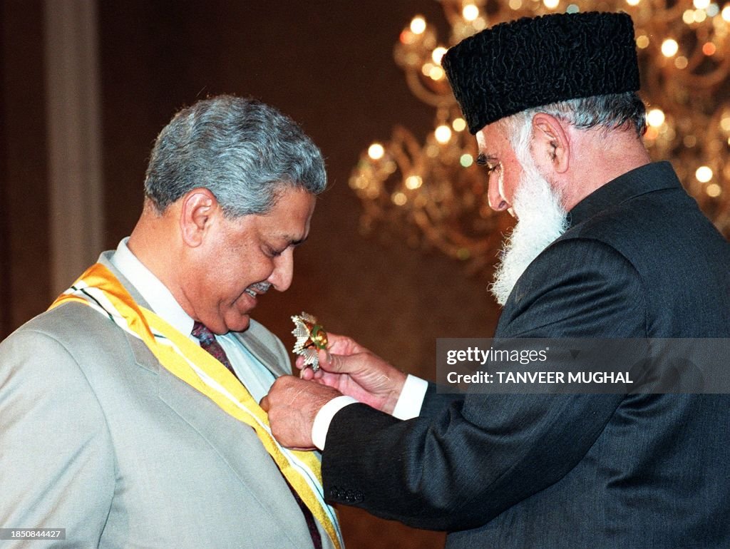 Pakistan Rafiq R President Rafiq Tarar decorates a top Pakistani nuclear scientist ...