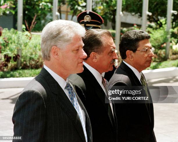 El presidente de Estados Unidos Bill Clinton acompanado a los presidentes de la Asamblea Legislativa Juan Duch y de la Corte Suprema de Justicia...