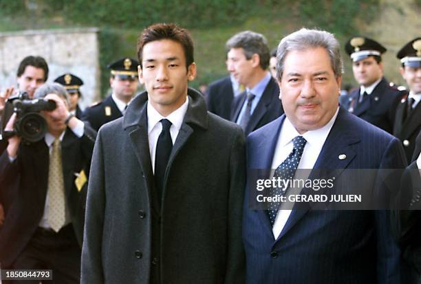 Perugia's Japanese soccer player Hidetoshi Nakata arrives with the club's president Luciano Gaucci at Villa Madama in Rome 09 January for a lunch...