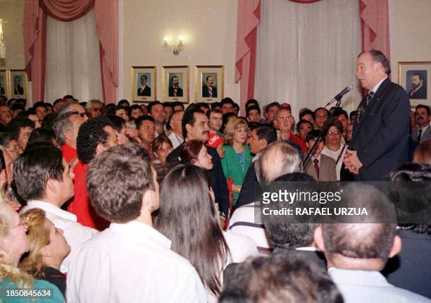 Paraguayan President Raul Cubas speaks 04 December in the governmental palace about General Lino Oviedo. El presidente Paraguayo Raul Cubas se dirije...