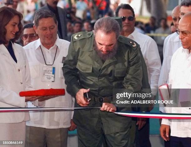 El presidente cubano Fidel Castro se dispone a cortar la cinta que dejara inaugurada la XVI Feria Internacional de La Habana el 01 de noviembre. Cada...