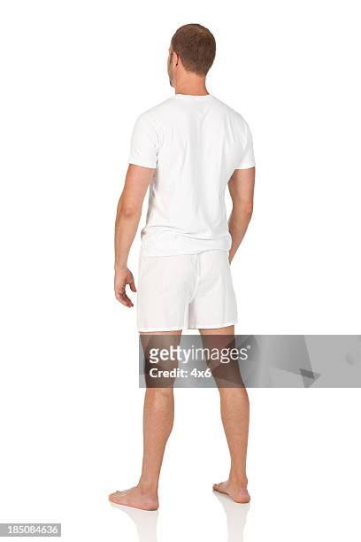 vista posterior de un hombre de pie - pantalón corto blanco fotografías e imágenes de stock
