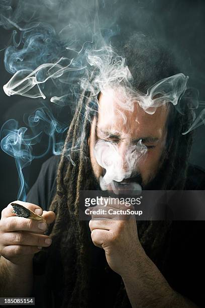 男性喫煙） - ラスタ ストックフォトと画像