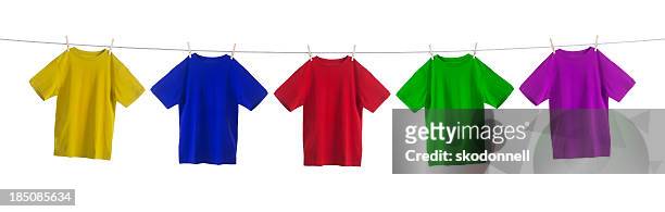 camisas coloridas pendurar em um varal de roupa - clothesline imagens e fotografias de stock