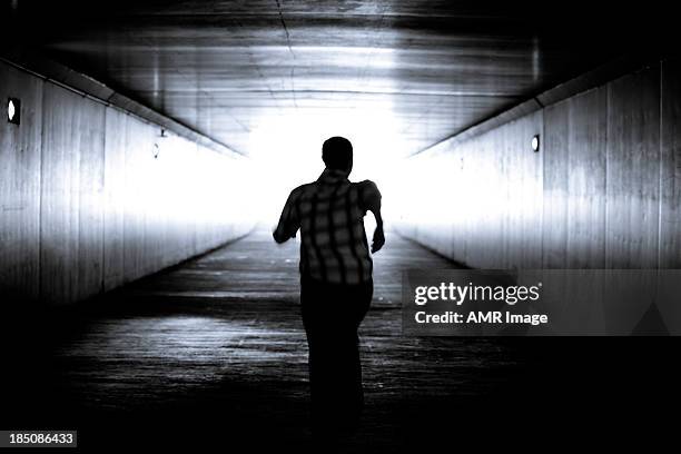 balck e branco imagem de homem silhueta de correr - fuga - fotografias e filmes do acervo